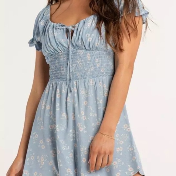 LOVE TREE Womens Puff Sleeve Smock Waist Womens Dress Size small Blue
Floral - Picture 1 of 4
